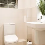Апартаменты Lovely Flat On Bath Road - Flat 1