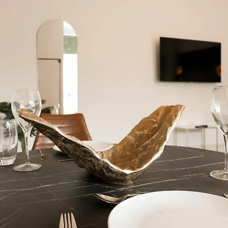 Lovely Flat On Bath Road - Flat 1 شقة *
