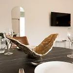 Lovely Flat On Bath Road - Flat 1 شقة *