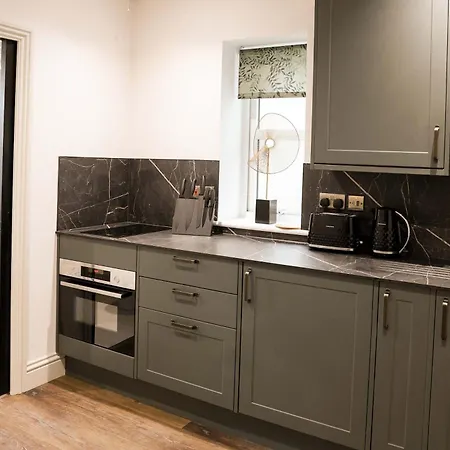 Lovely Flat On Bath Road - Flat 1 شقة *